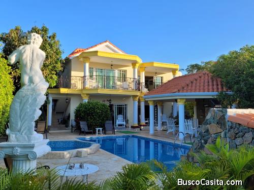 *Villa en Metro Country Club con Vista al Campo de Golf* 