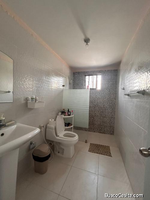 VENDO CASA EN EL QUISQUEYA DE DOS NIVELES