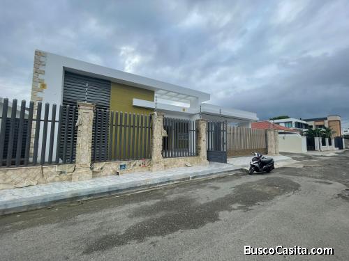CASA CON PISCINA DE VENTA EN LA VEGA