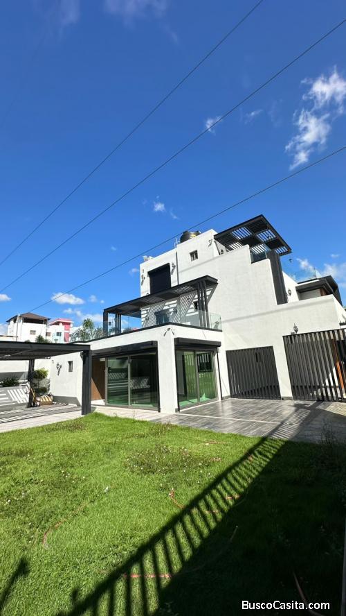 CASA AMPLIA DE VENTA EN LA VEGA
