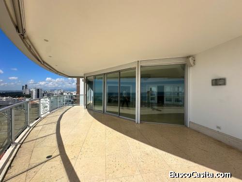 Apartamento en piso alto en La Av. Anacaona