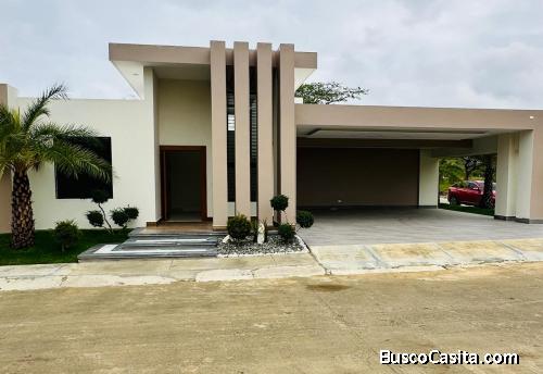 CASA MODERNA CON PATIO DE VENTA EN SANTIAGO