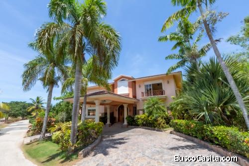 VILLA CON PISCINA DE VENTA EN JUAN DOLIO