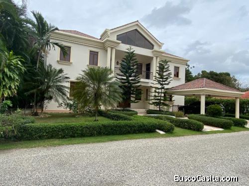 VILLA AMPLIA CON PISCINA DE VENTA EN JUAN DOLIO