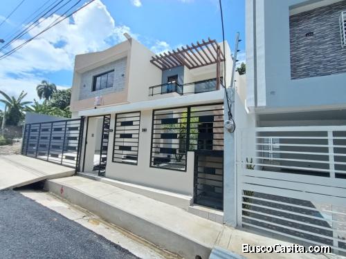 En venta Vivienda Dos niveles Tres recámaras en Los Hidalgos Aut Duarte Santo Domingo Oeste 