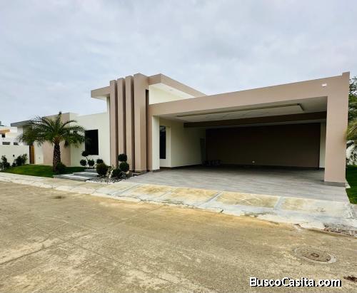 CASA MODERNA CON PATIO DE VENTA EN SANTIAGO