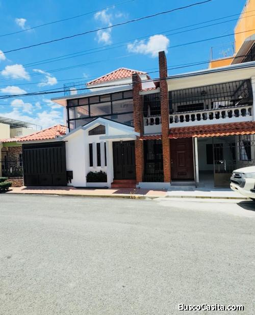 CASA DE DOS NIVELES DE VENTA EN BONAO