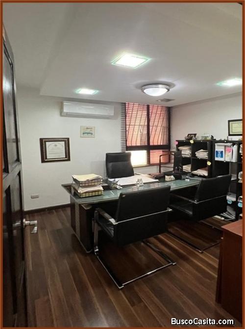 LOCAL DE OFICINAS EN ALQUILER,  ENS. NACO, 3 OFICINAS, RECEPCION, 74 Mts.2, 3er. NIVEL, con el mejor