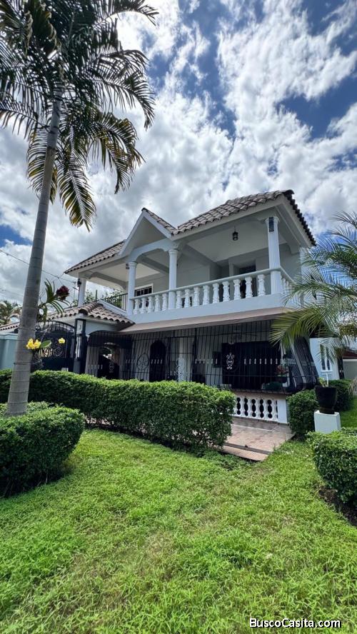 CASA CON LINDO PATIO DE VENTA EN BONAO