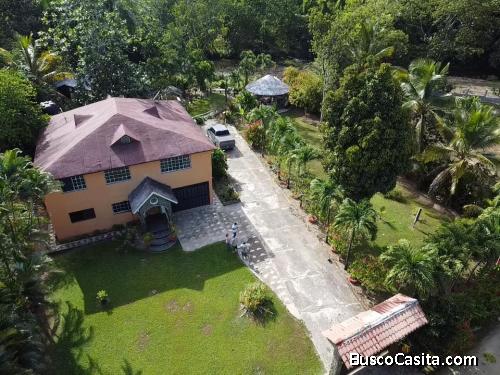VILLA CON RÍO DE VENTA EN BONAO