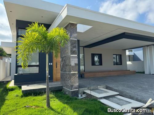 CASA CON PISCINA DE VENTA EN SANTIAGO