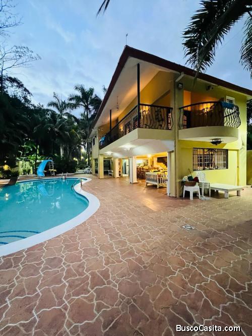 VILLA CON AMPLIO TERENO DE VENTA EN BONAO