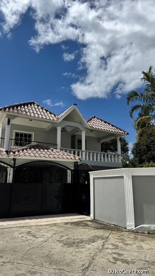 CASA DE DOS NIVELES DE VENTA EN BONAO